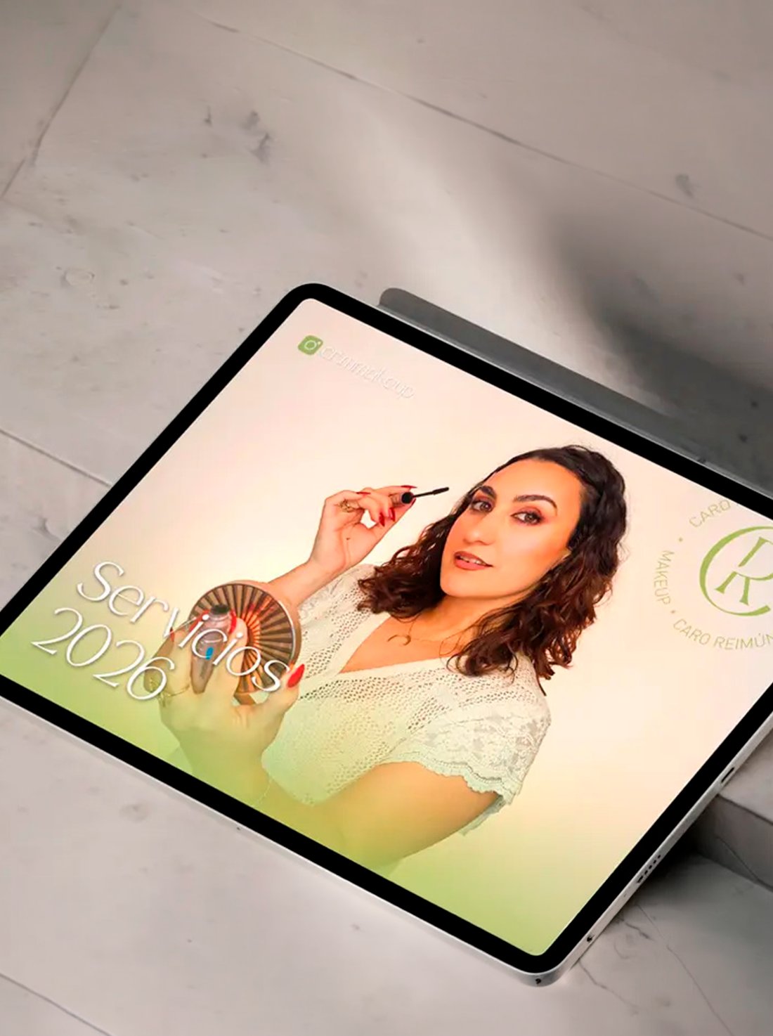 Cr.mmakeup — brochure de servicios en tablet