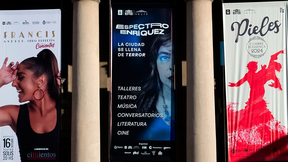 Espectro Enríquez — banners en las columnas del Teatro Solís
