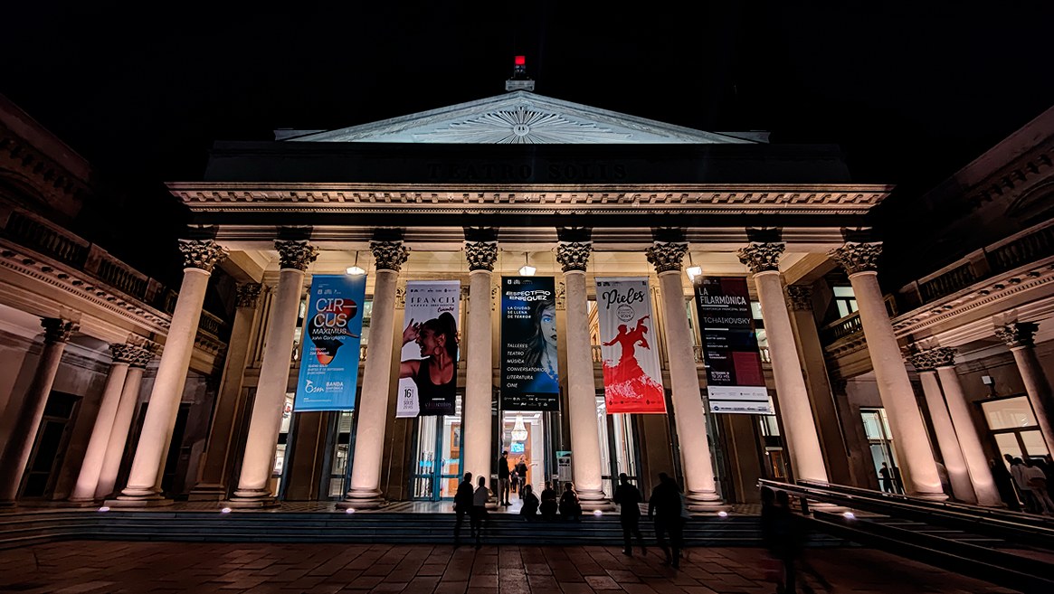 Espectro Enríquez — banners en la fachada del Teatro Solís