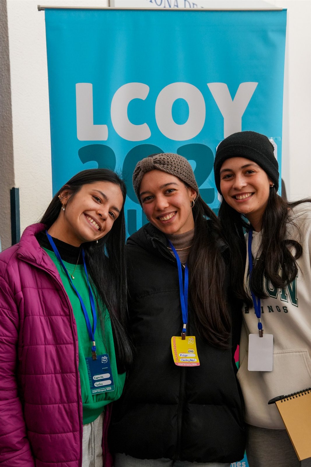 LCOY Uruguay — tres participantes con el cartel de LCOY