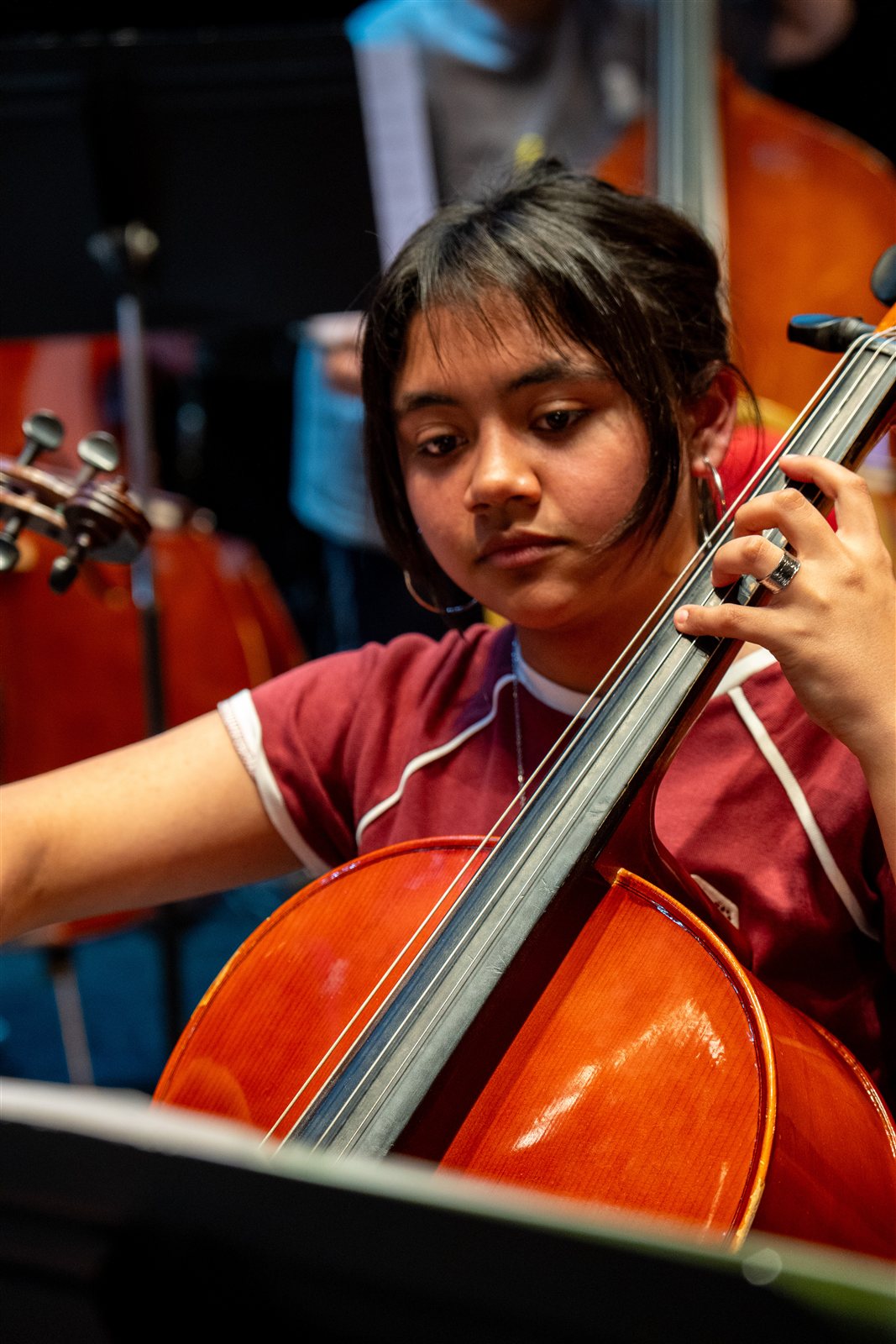 Música Que Transforma — chelista en el concierto