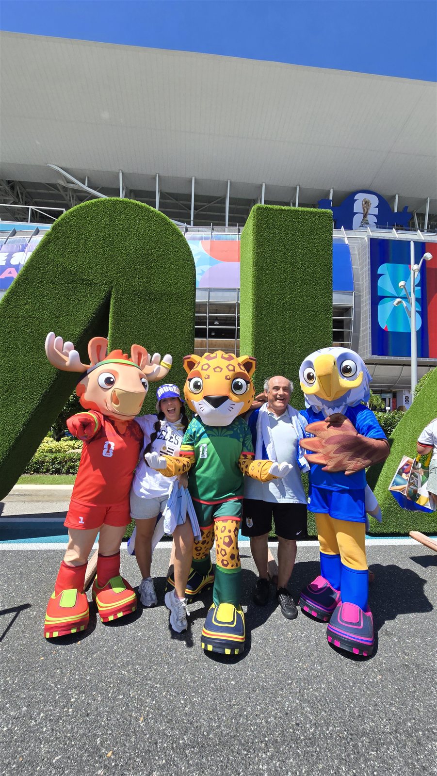 Mundial 2026 — con las mascotas del Mundial