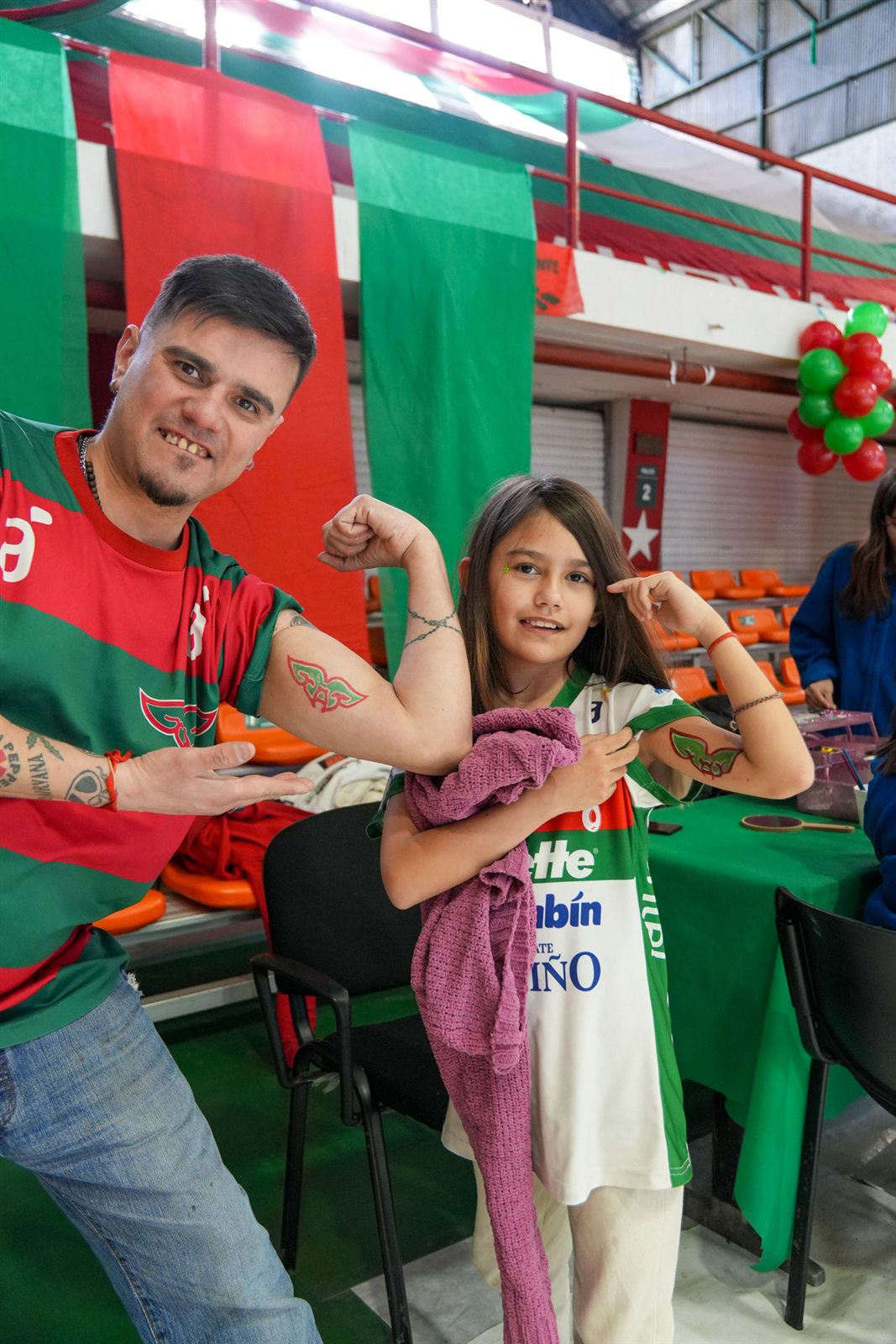 Día de la Niñez en Aguada — jugador con una nena