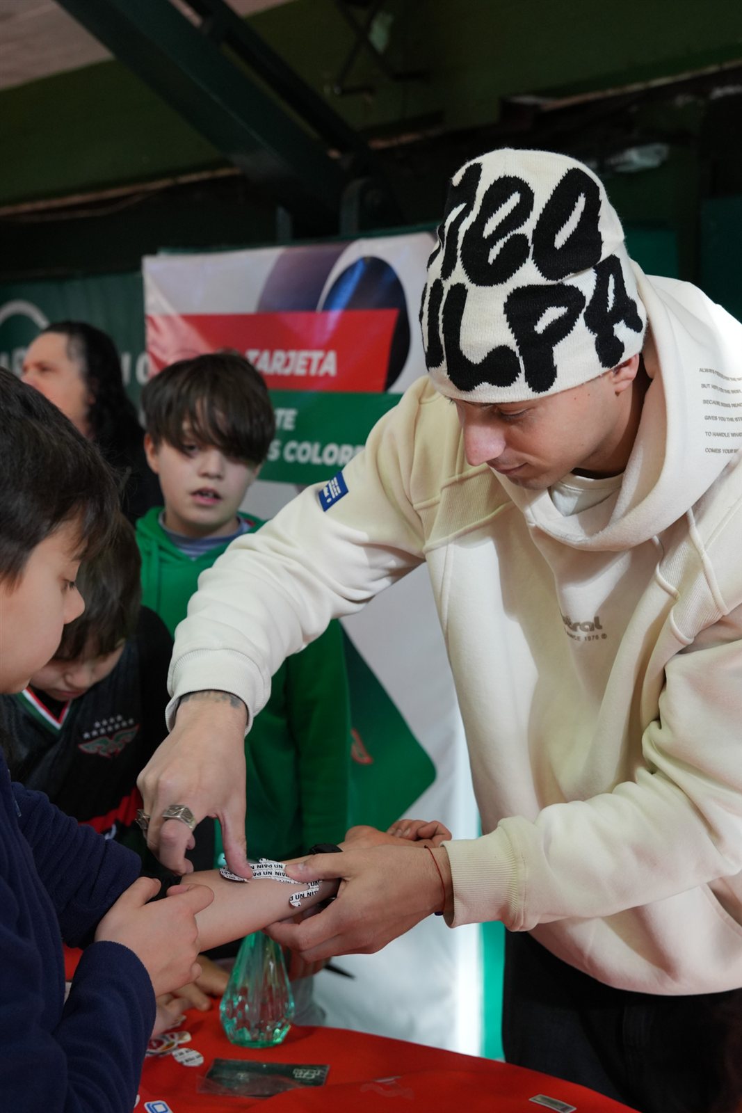 Día de la Niñez en Aguada — firma de autógrafos