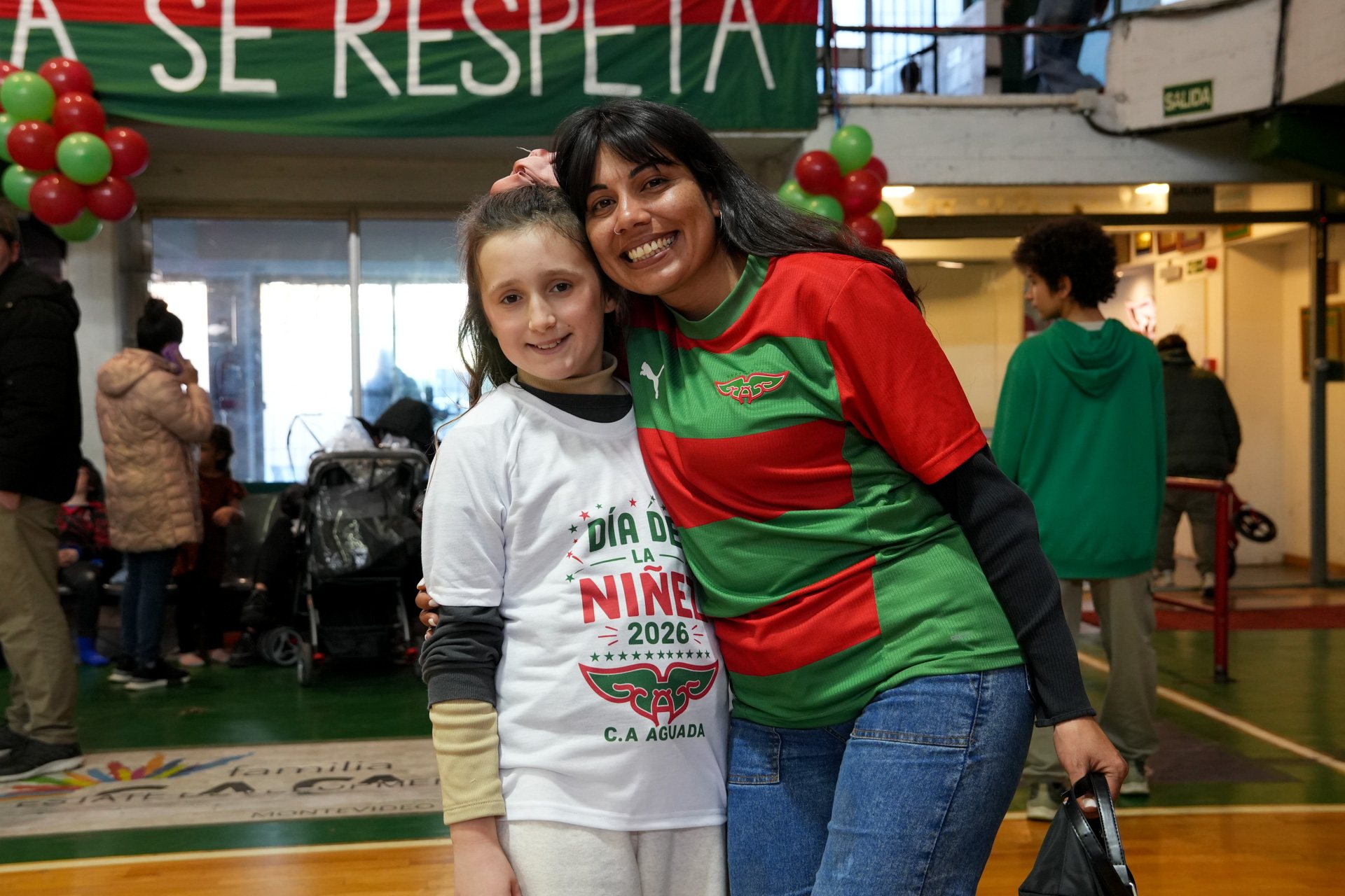 Día de la Niñez en Aguada — dos chicas con la remera del evento