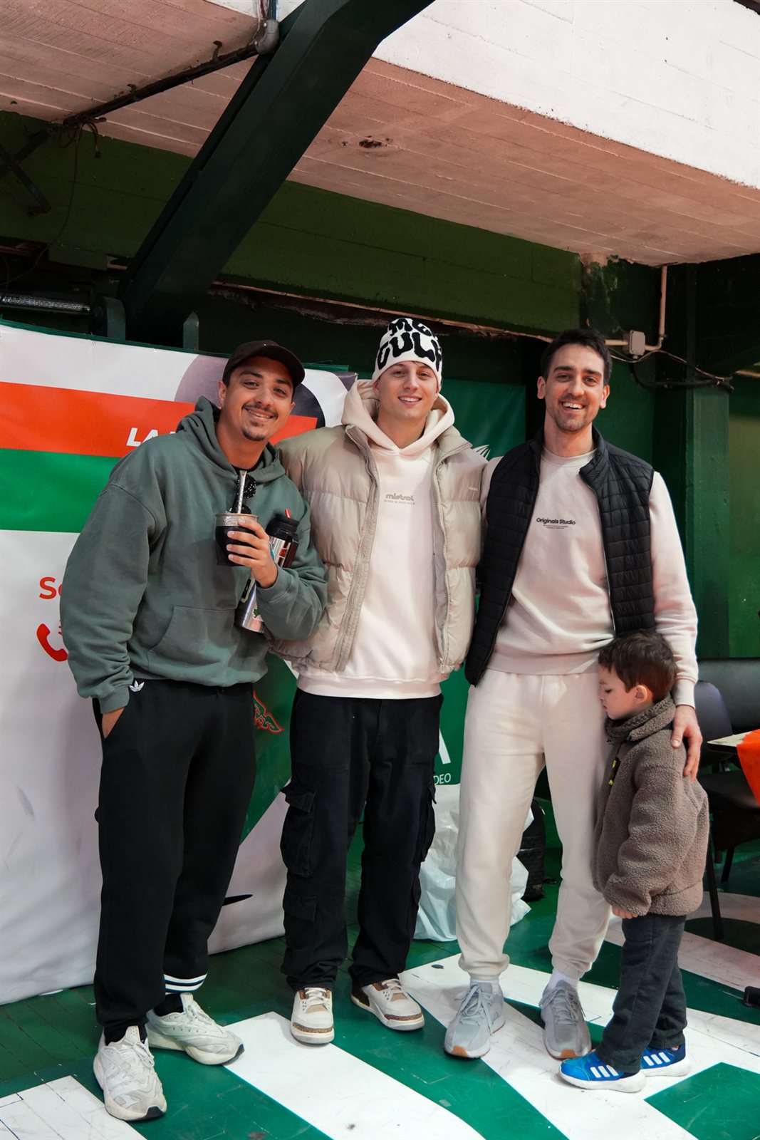 Día de la Niñez en Aguada — jugadores con un niño