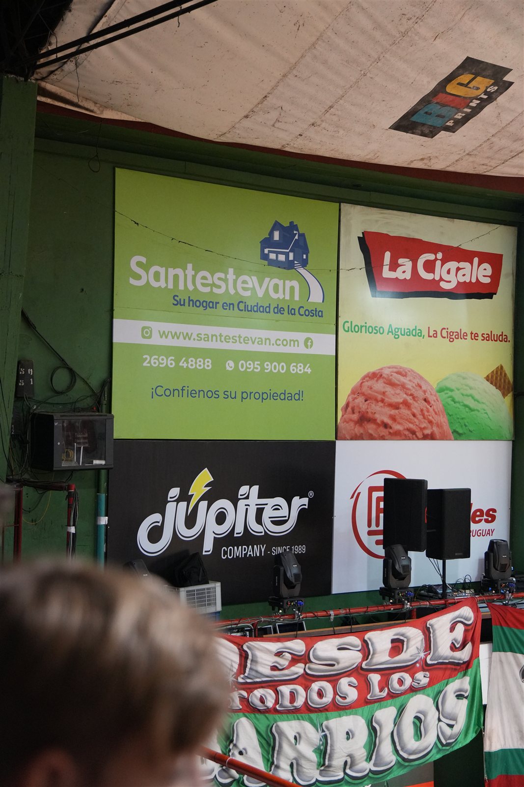 Día de la Niñez en Aguada — escenario con el cartel de Inmobiliaria Santestevan