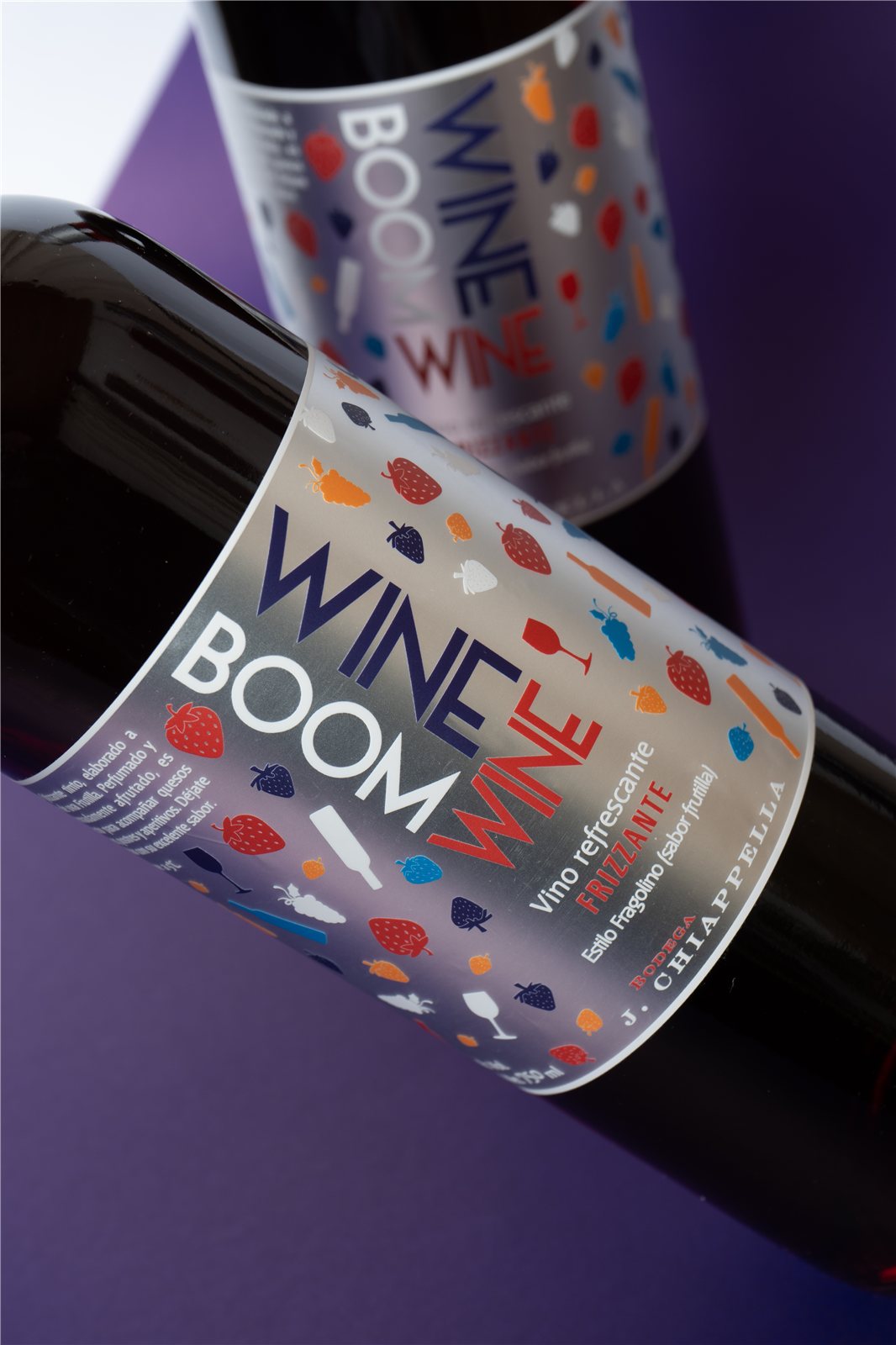 Wine Boom — botellas sobre fondo violeta
