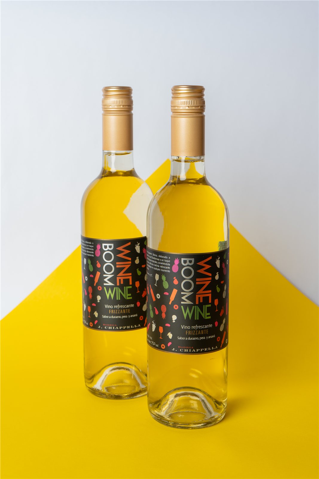 Wine Boom — botellas sobre fondo amarillo